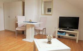 Mia Airport Studio - Zagreb Airport - 0-24H Self Check In - Free Parking - Long Term Parking Option